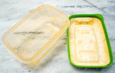 how to remove tomato sauce stains from plastic containers