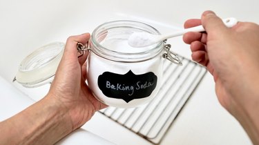 Cleaning oven racks with vinegar and baking soda