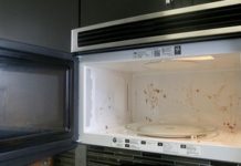 How to Naturally Clean & Remove Odor From a Microwave