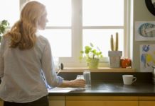How to Remove a Corian 4-Inch Backsplash From Drywall