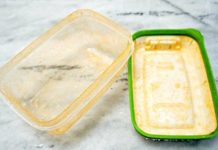 How to Remove Tomato Sauce Stains From Plastic Containers