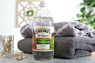 10 Ways to Wash Clothes in Vinegar