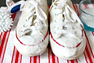 how to clean canvas shoes