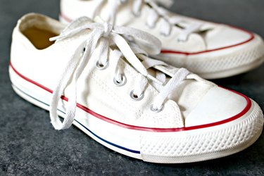 how to clean canvas shoes