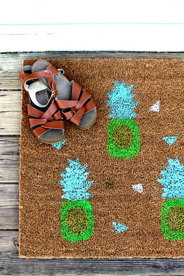 How to Make a Cheerful DIY Pineapple Doormat