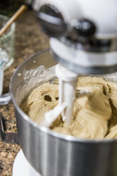 Stand mixer with cake batter