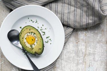 How to Bake Avocados With Eggs in the Middle | eHow