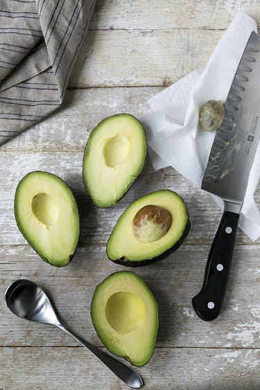 How to Bake Avocados With Eggs in the Middle | eHow