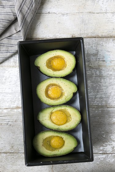 How to Bake Avocados With Eggs in the Middle | eHow