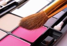 What should I look for in an all-in-one makeup compact?