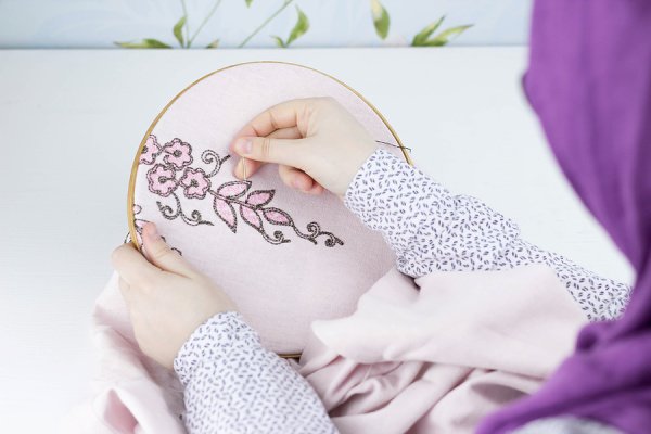 8 Step-by-Step Embroidery Tutorials for Beginners | If you want to learn how to embroider, this collection of embroidery designs, patterns, and projects is just what you need. We've included a list of embroidery essentials, a tutorial to teach you basic embroidery stitches, and 8 hand embroidery ideas that are equal parts easy and beautiful. From flowers and leaves, to cursive letters and modern lettering designs, to hand border embroidery for clothing, this post has it all!