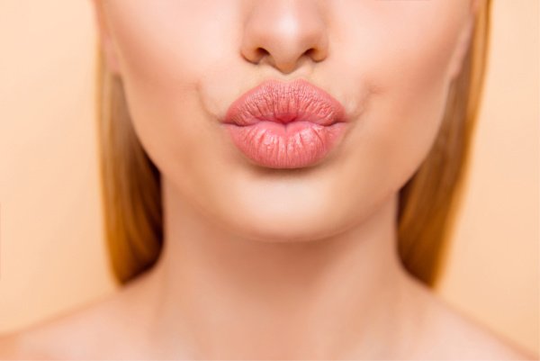 How to Get Fuller Lips Naturally | If you want to know how to make your lips look bigger than they really are (think: Kylie Jenner without the lip filler), we’re sharing 13 beauty tips and hacks, makeup products, and our favorite lipsticks to teach you how to get plumper lips at home. #biggerlips #beautyhacks #makeuphacks #beautytips #makeuptips #lipfiller #lipstickstepbystep