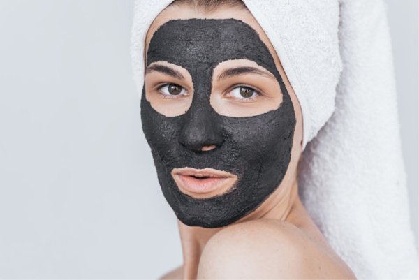 15 Best Blackhead Removal Mask Products and Treatments | If you want to know how to get rid of blackheads once and for all, we’re sharing our favorite DIY homemade blackhead mask recipes using natural products like egg whites, baking soda, honey, and activated charcoal, as well as our favorite skin care tips and drugstore products for clear skin that lasts! #blackheads #blackheadremoval #porestrips #skincare #skincaretips #DIYbeauty #homeremedies