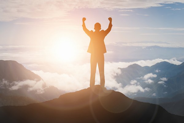 11 Habits of Successful People | From creating a solid morning routine and consistent daily routines that keep your motivation and productivity up, to maintaining healthy habits all day, every day, to using your evening effectively, there are tons of small habits for success that can have a compounding effect on many other areas of your physical, emotional, mental, and working life. Perfect for college students, entrepreneurs, men, and women, these daily habits work!