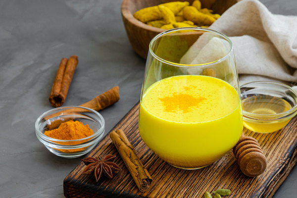30 Turmeric Tea Benefits and Recipes | Adding turmeric tea to your morning routine offers lots of health benefits - it boosts your immune system, improves cardiovascular health, offers a tasty natural remedy for IBS and arthritis, and its antioxidant properties protect your body from free radicals. While the bold flavour of fresh brewed turmeric tea isn't for everyone, there are tons of turmeric recipes you can experiment with and we're sharing 20 of our fave homemade turmeric tea recipes!