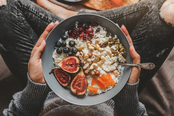 The Anti-Anxiety Diet | If you're looking for tips and natural remedies to help manage the symptoms of anxiety, don't underestimate the importance of nutrition! Whether you have severe or high functioning anxiety, the foods you eat can have a huge impact on your symptoms, and how fast you can calm down when you feel anxious or suffer from a panic attack. Click for a list of foods that make anxiety worse, as well as the best mood boosting superfoods! #anxiety #antianxiety #anxietyremedies