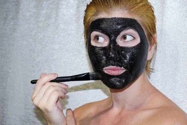 How to Use Activated Charcoal | Whether you buy it as a powder or as pills, activated charcoal has many health benefits and can be used to make natural beauty products as well. It’s one of many natural remedies for stomach upset, gas and bloating, ear infections, and sore throats, helps whiten teeth, and can be used on the face as a natural acne remedy. It really works! Click for 10 activated charcoal uses! #naturalremedies #activatedcharcoal #acne #homeremedies